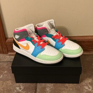 Nike Jordan 1s Kids 5.5 (women's 7) with box, only worn 2x + crease protectors